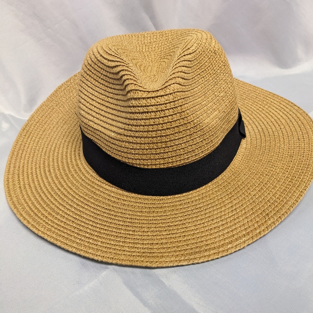 Medium brimmed sun hat